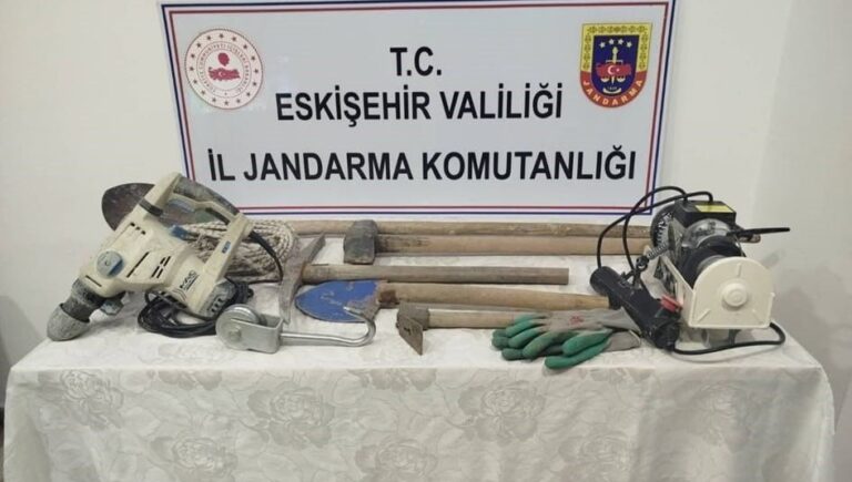 babasina-ait-bahcede-kacak-kazi-yapan-supheli-yakalandi-WuxXdyYR.jpg