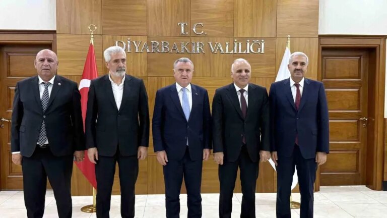 bakan-bak-diyarbakirda-vali-zorluoglunu-ziyaret-etti-T1PFR7Pi.jpg
