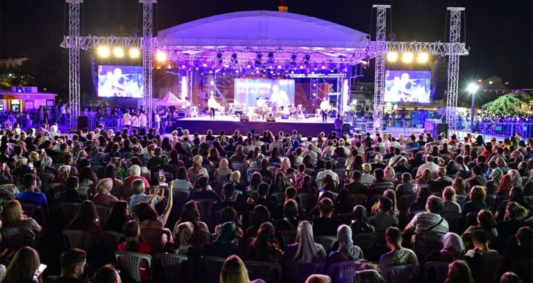 festival-deprem-nedeniyle-yarida-kaldi-FQOF3esE.jpg
