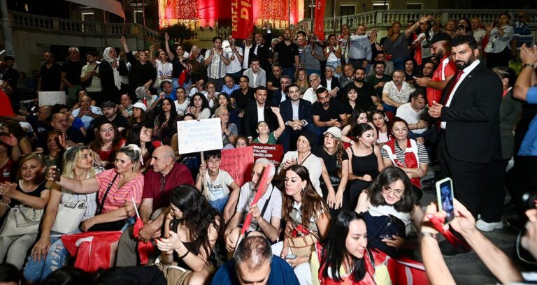 inan-guneyin-gozaltina-alinmasi-beyoglu-belediyesi-onunde-protesto-edildi-twhsVIT6.jpg