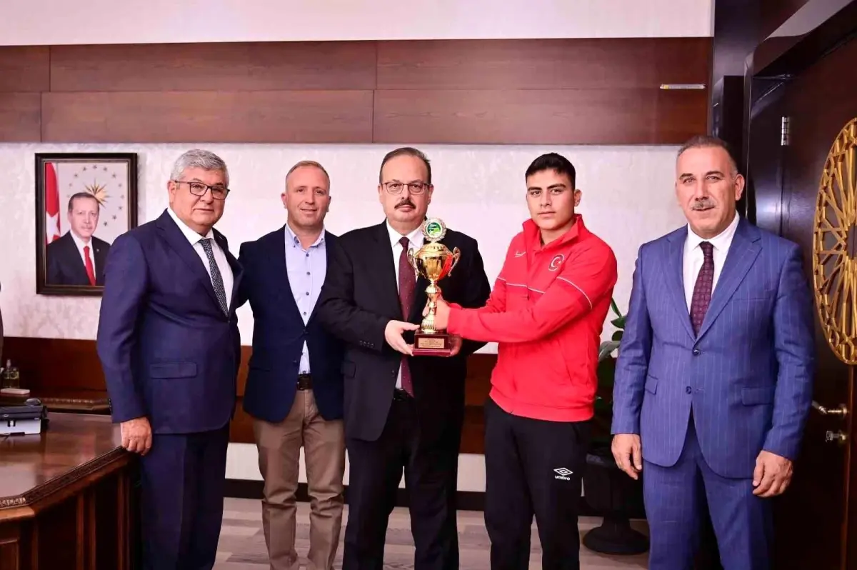 16-yasindaki-muaz-erdem-madran-altin-madalya-kazandi-H57zCO7E.jpg