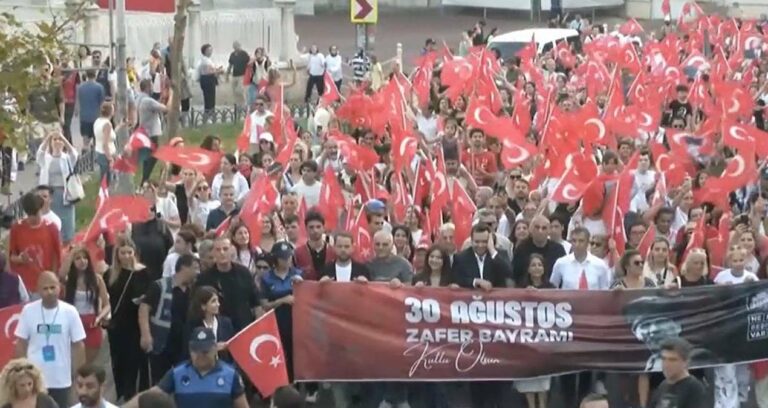 besiktasta-30-agustos-coskusu-yurttaslar-zafer-icin-yurudu-AUwe7MMN.jpg