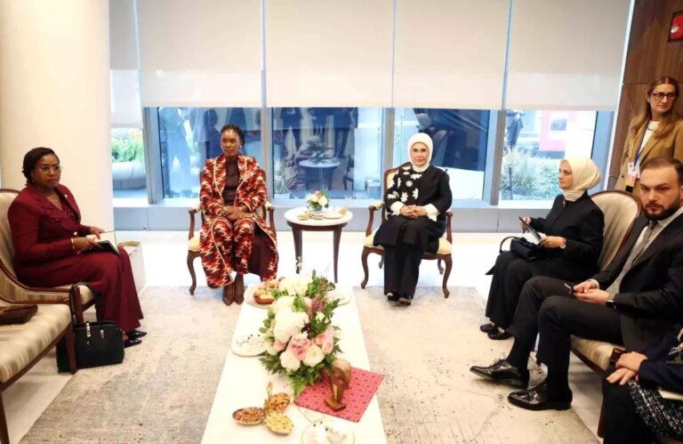 emine-erdogan-gabon-cumhurbaskaninin-esi-ile-turkevinde-bir-araya-geldi-9kwsWnEX.jpg