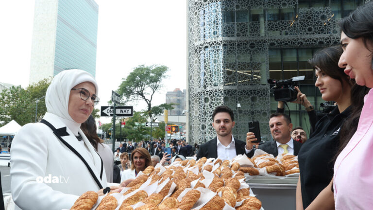 emine-erdogandan-new-yorkta-simit-standina-ziyaret-MaUaSUp4.jpg
