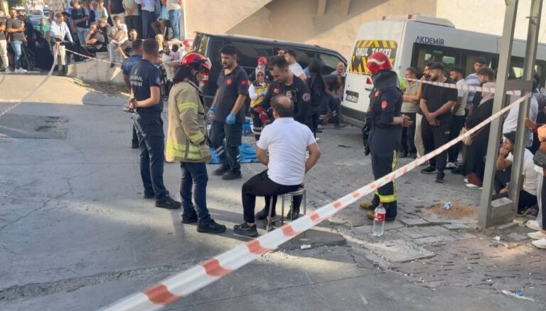 esenyurtta-servis-minibusunun-carptigi-anne-yaralandi-bebegi-hayatini-kaybetti-AYATZdmJ.jpg