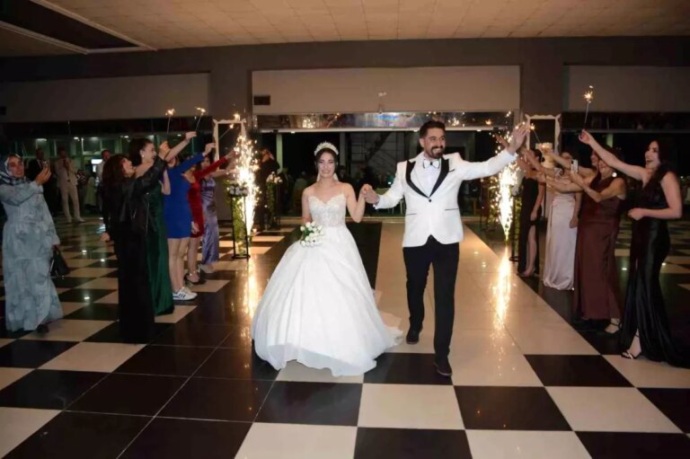 essiz-dugun-takisi-gelinin-kilosu-kadar-para-pwsR6C48.jpg