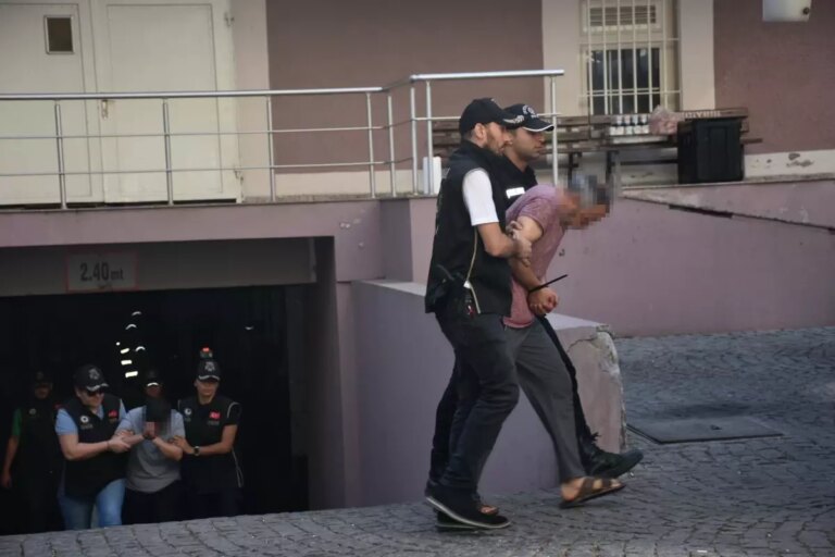 izmirde-polis-merkezine-saldiri-2-sehit-11-supheliden-5i-yabanci-uyruklu-Tq2SlGHY.jpg