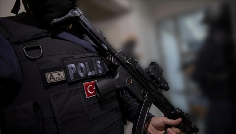 izmirde-uyusturucu-ve-silah-kacakciligi-operasyonu-7-kisi-tutuklandi-lQdfxPTf.jpg