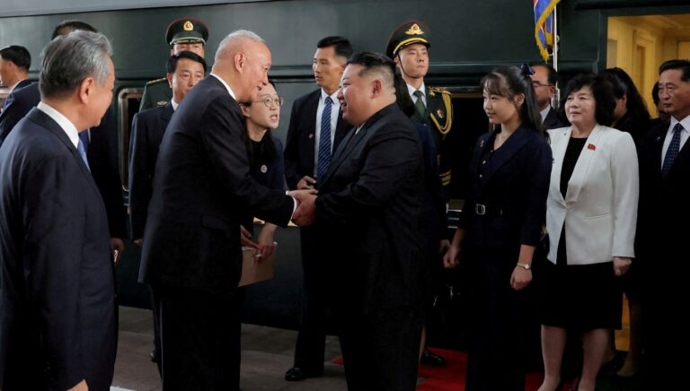 kim-jong-unun-12-yasindaki-kizi-pekinde-guc-gosterisinin-yeni-yuzu-M77yE3hx.jpg