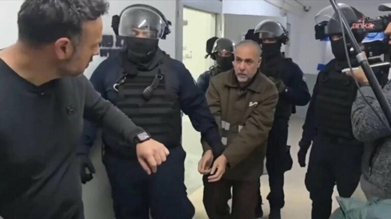 phri-filistinli-doktor-husam-ebu-safiyye-25-kilo-kaybetti-uyuz-ve-kalp-hastaligina-ragmen-tedavi-edilmiyor-fBG3e5xr.jpg