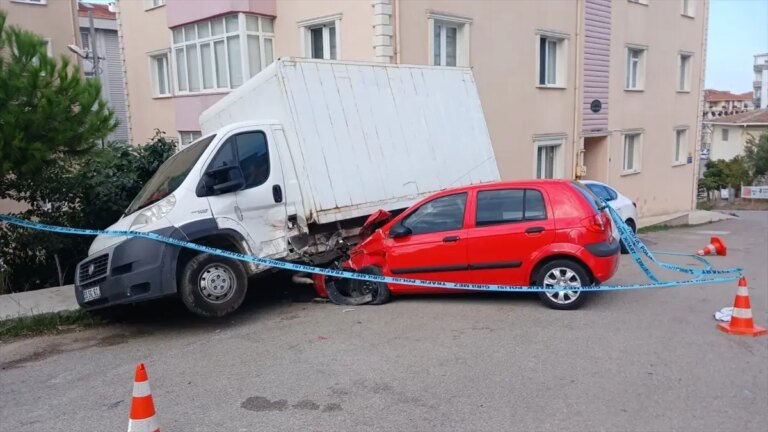 sinopta-trafik-kazasi-3-yarali-7mUmYxhv.jpg