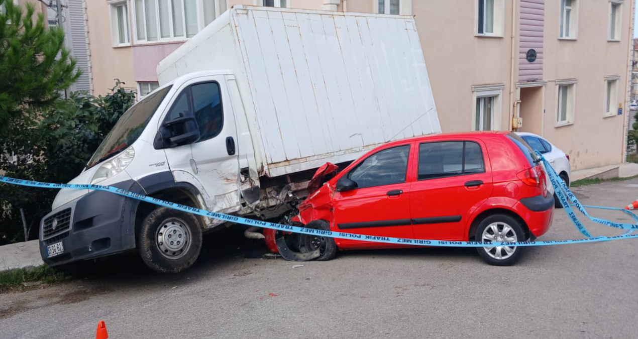 sinopta-trafik-kazasinda-3-kisi-yaralandi-et38eaFf.jpg