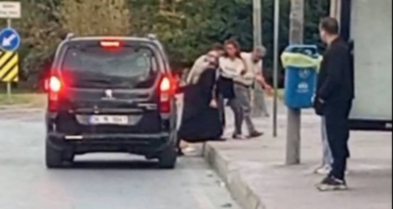 trafigin-ortasinda-yola-atlayip-yere-oturdu-iLPDtIDX.jpg