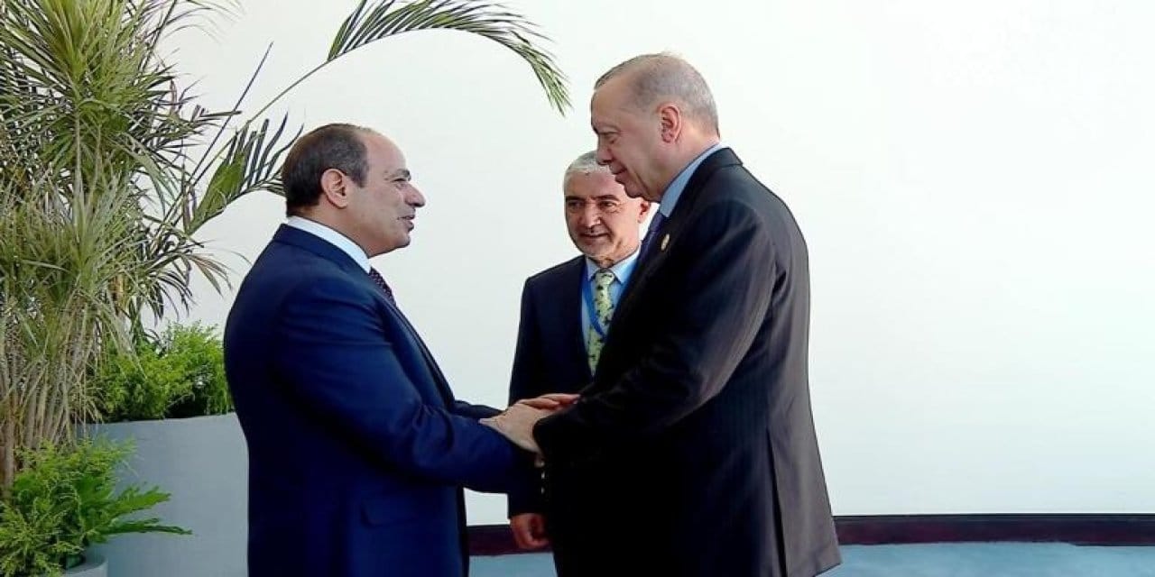 erdogan misirda sisi karsiladi 3SQTGLVF.jpg