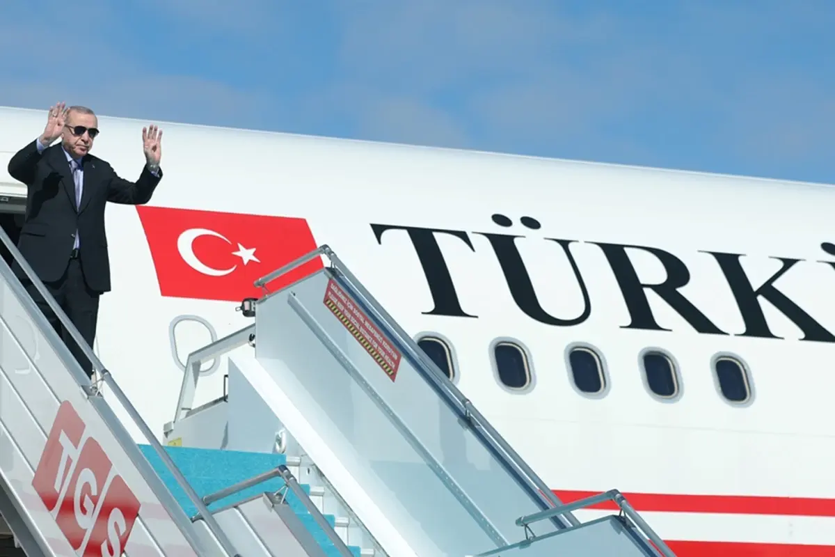erdogan misirda ucak once pisti pas gecti sonra havalimanina inis yapti AP3YQMEW.jpg