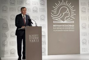 koray avci cakman yilin kadin yazari odulunu kazandi Q6BgtitL.jpg