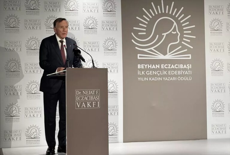 koray avci cakman yilin kadin yazari odulunu kazandi Q6BgtitL.jpg
