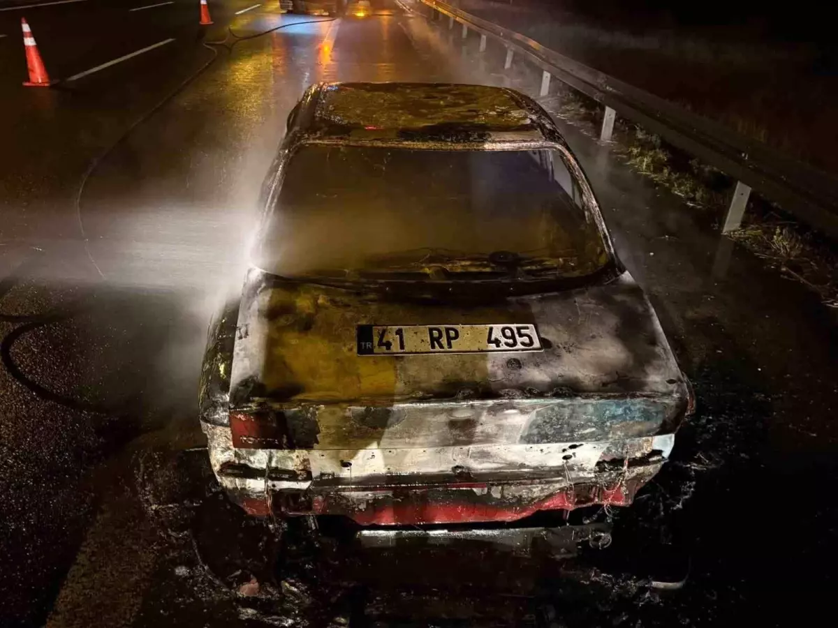 tem otoyolunda yangin bir otomobil kul oldu Cz1KUOiN.jpg