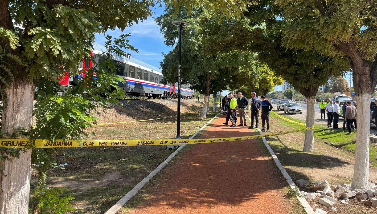 torununu kurtarmak isterken tren carpti 2NPsYKz1.jpg