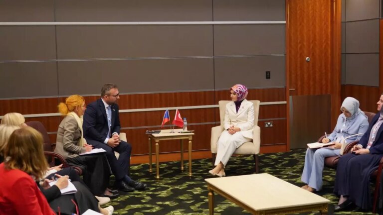 bakan goktastan cekya ile sosyal hizmet gorusmesi Flw48HUi.jpg