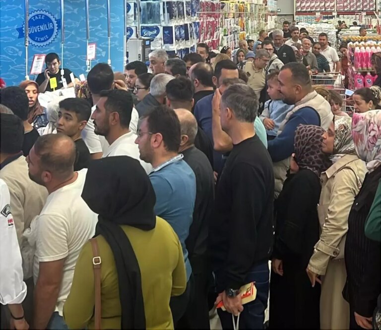 beylikduzundeki zincir market hamsiyi 50 liradan satisa sundular 815CNLbj.jpg