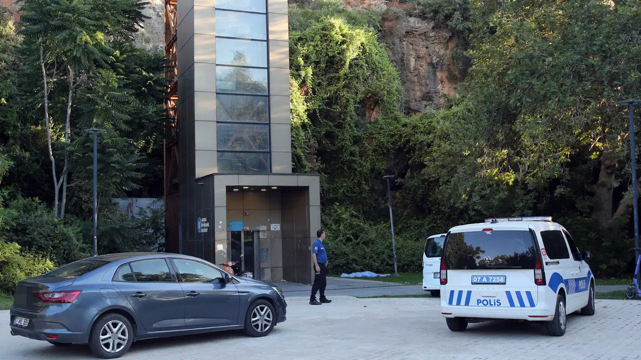 Antalya’da bir kişi panaromik asansörden düşerek hayatını kaybetti
